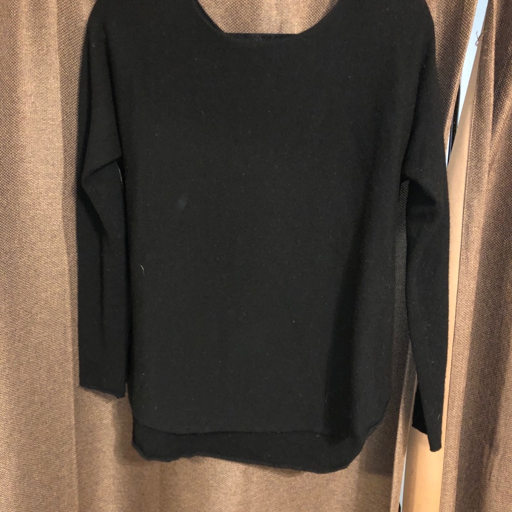 BLACK SCOOPNECK SWEATER